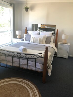 3 habitaciones, escritorio, tabla de planchar con plancha y wifi gratis