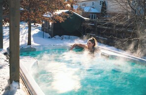 Outdoor spa tub - PARADISE VILLA 6 (Bowmanville)