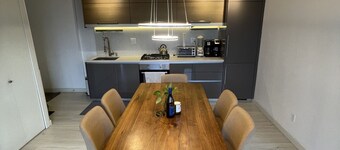 Trendy Chinatown apartment with parking