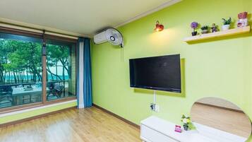 Room (103)
