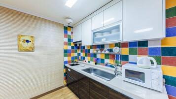 Kamar (102)