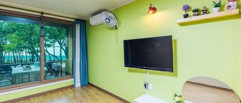 Room (103)