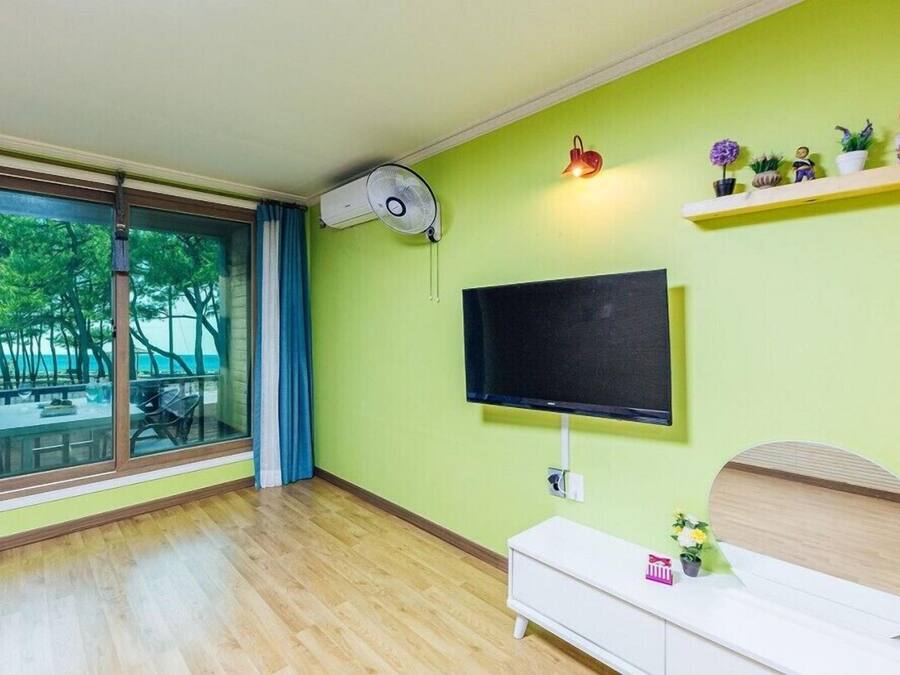 Room (103)