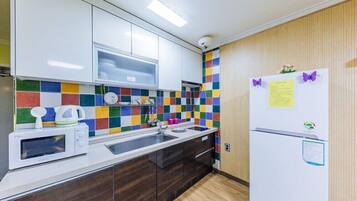 Kamar (203)