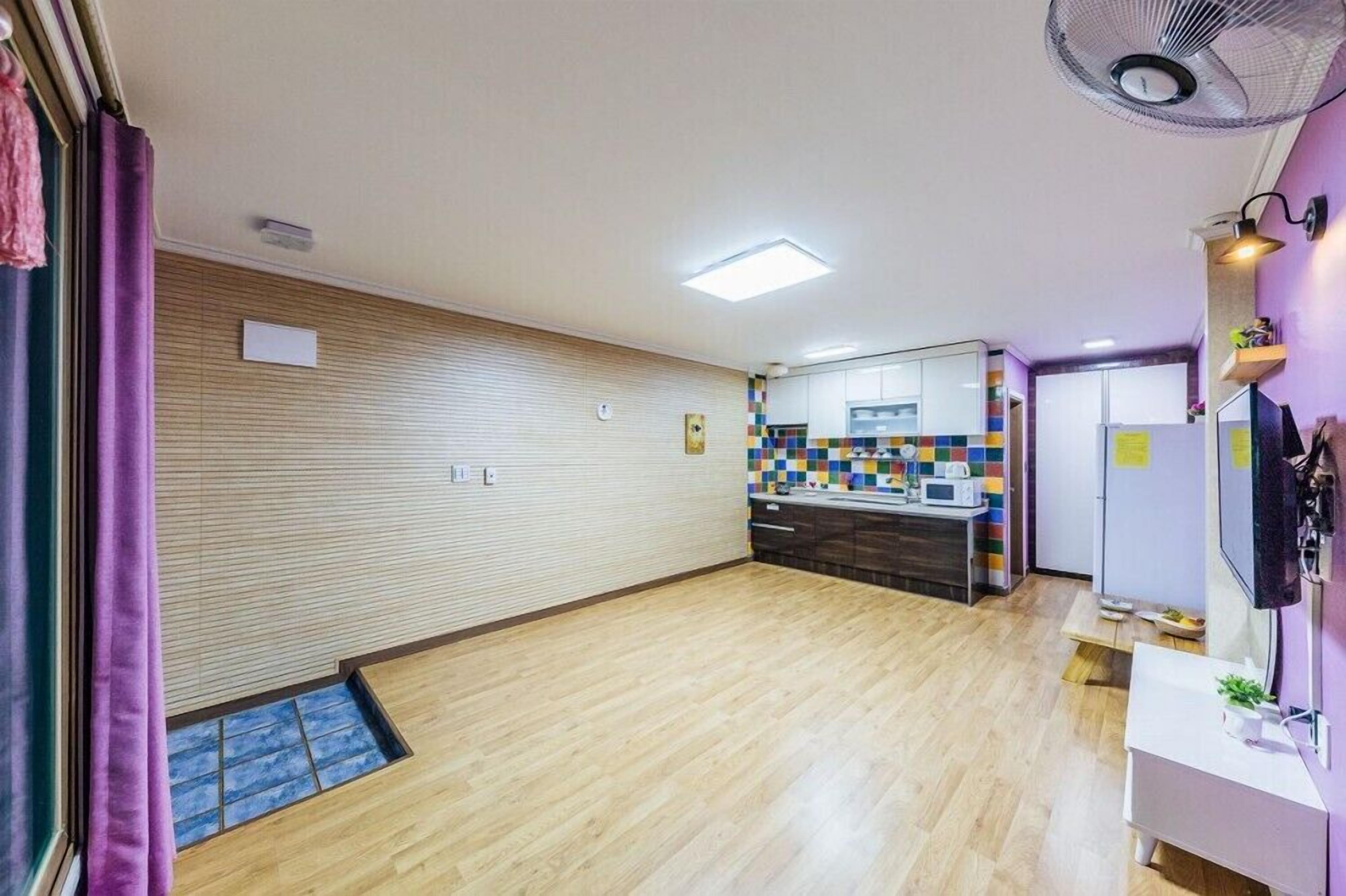 Room (102)