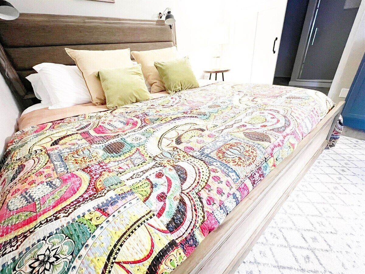 1 habitación, tabla de planchar con plancha y cuna de viaje 