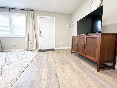 Johnny Cash "The Rambler" Suite on Main - walking distance to all stores and food!