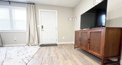 Johnny Cash "The Rambler" Suite on Main - walking distance to all stores and food!