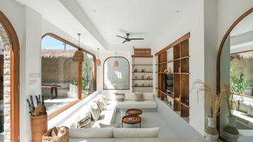 Vila, 2 kamar tidur | Ruang keluarga | Smart TV 56-inci dengan saluran TV digital dan TV