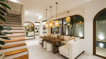 Vila, 2 kamar tidur | Ruang keluarga | Smart TV 56-inci dengan saluran TV digital dan TV