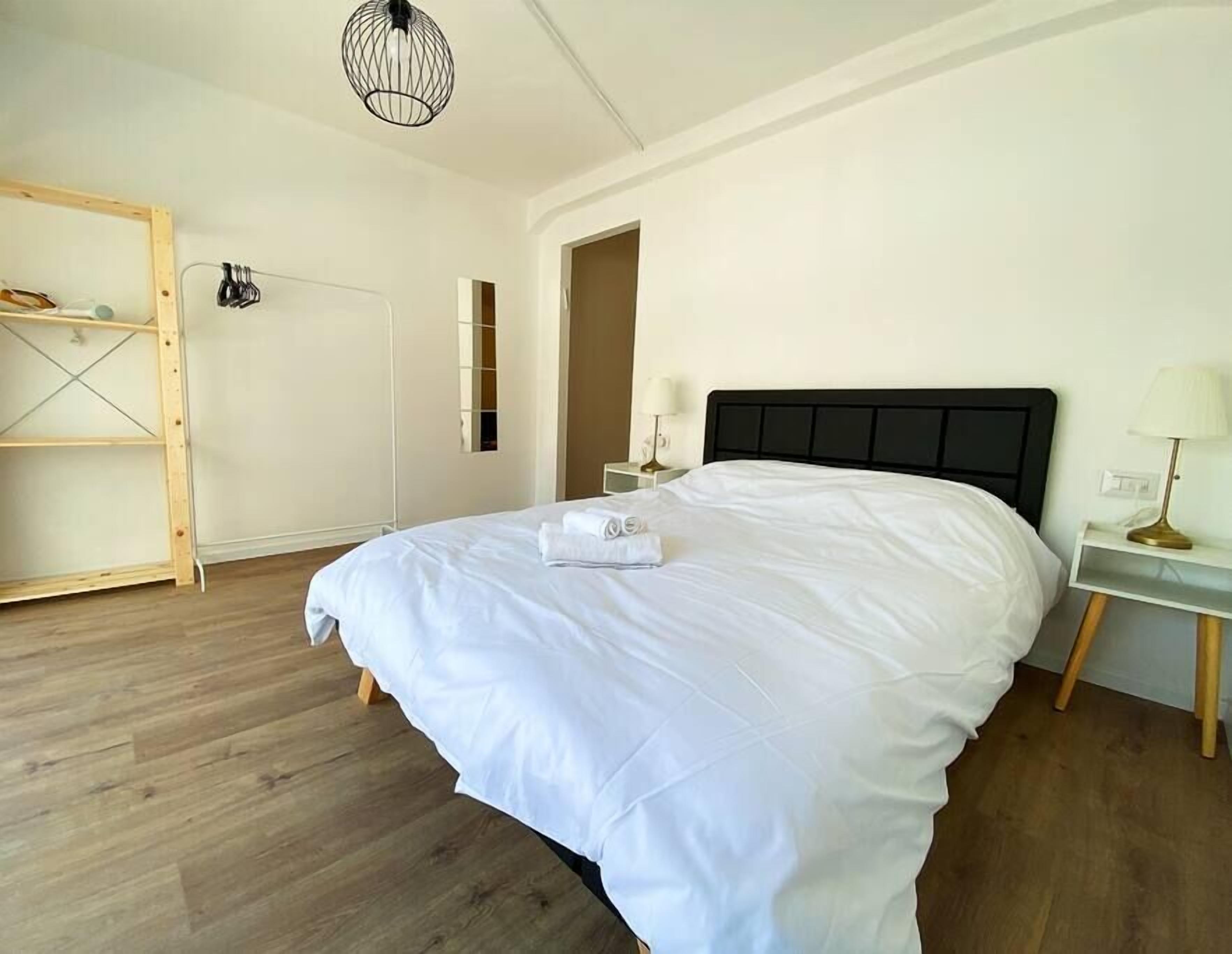 1 habitación, tabla de planchar con plancha, wifi y ropa de cama 