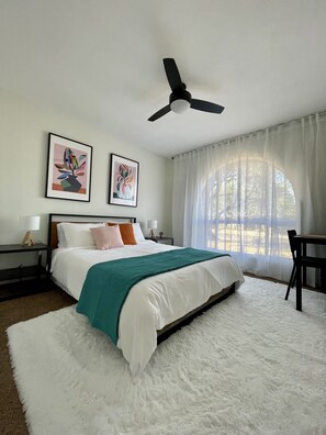 3 bedrooms, in-room safe, desk, iron/ironing board - Desert Retreat - Neighborhood Trails - Week/Month Discounts (Phoenix)