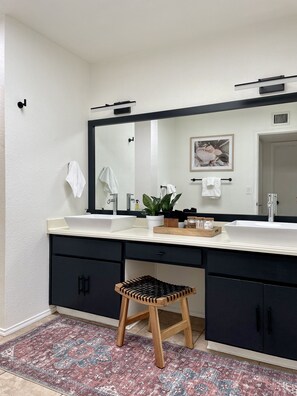 Shower, hair dryer, towels, soap - Desert Retreat - Neighborhood Trails - Week/Month Discounts (Phoenix)