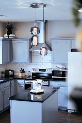 Spacious 3BR Home - Sleeps 8 - 10 Min to Downtown Bloomington