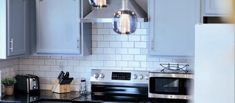 Spacious 3BR Home - Sleeps 8 - 10 Min to Downtown Bloomington