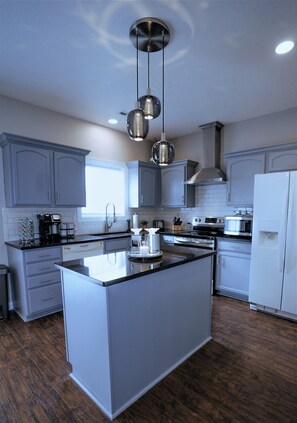 Jääkaappi, mikroaaltouuni, uuni, liesi