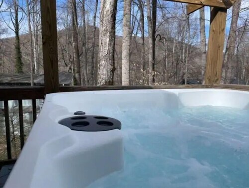 Hot tub, walk-in tub, wheelchair accessible, pet loving, indoor & outdoor games