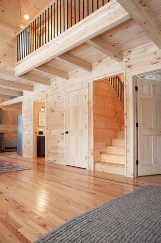 Modern Mountain Chalet! Hike, Ski, Swim, and Treasure Hunt!