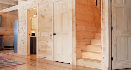 Modern Mountain Chalet! Hike, Ski, Swim, and Treasure Hunt!