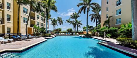 Een buitenzwembad en een verwarmd zwembad