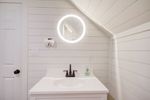 Dusj, hårføner, håndklær og såpe