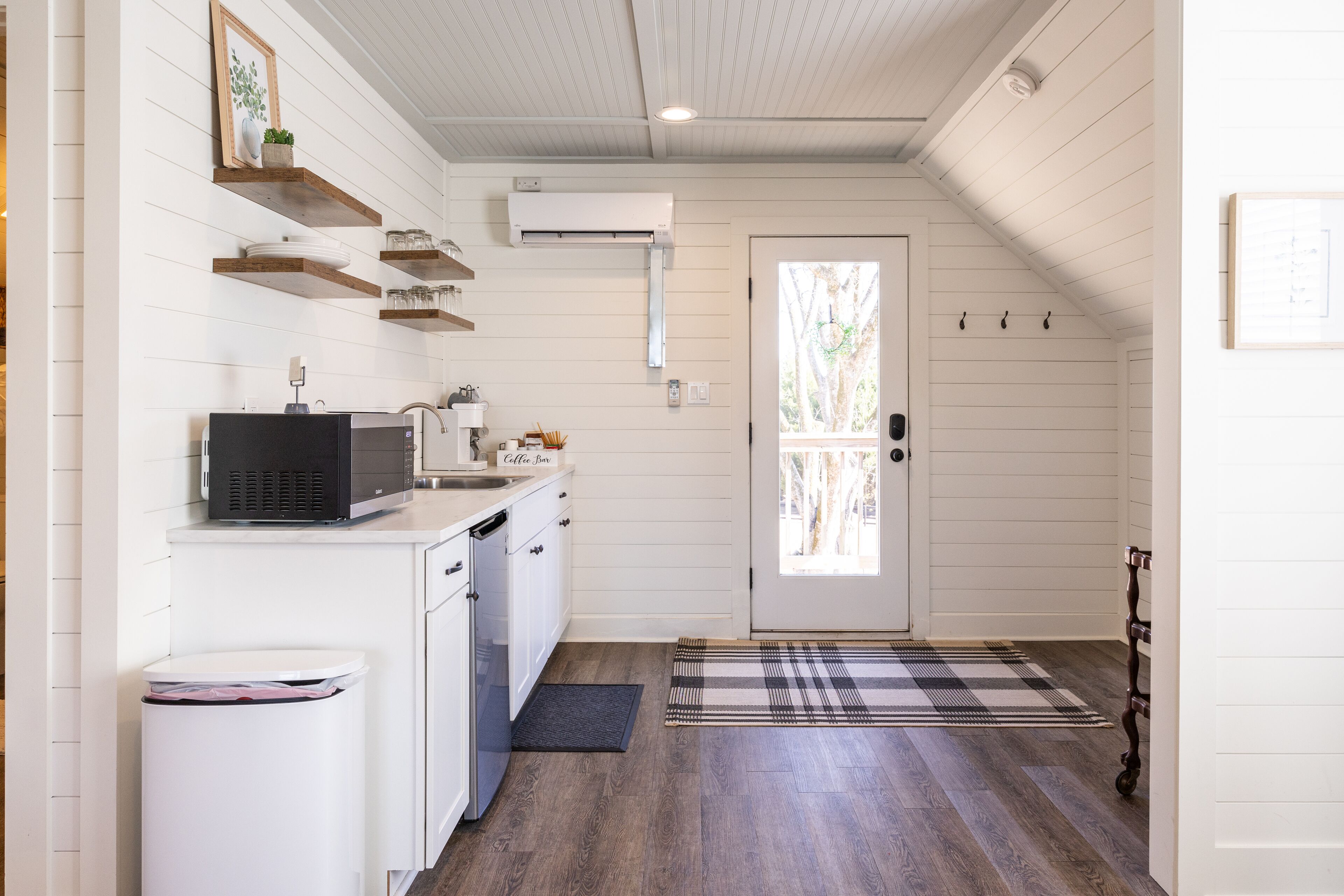 Refrigerador, microondas, cafetera y tetera y tetera eléctrica 