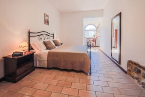 14 chambres, fer et planche Ă repasser, Wi-Fi, draps fournis