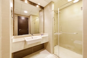 Comfort Apartment | Bathroom | Shower, rainfall showerhead, free toiletries, towels - Maison Privee - Sparkle Tower 1 (Dubai)