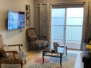 Living area - Sunset Lake House 304 (Willis)