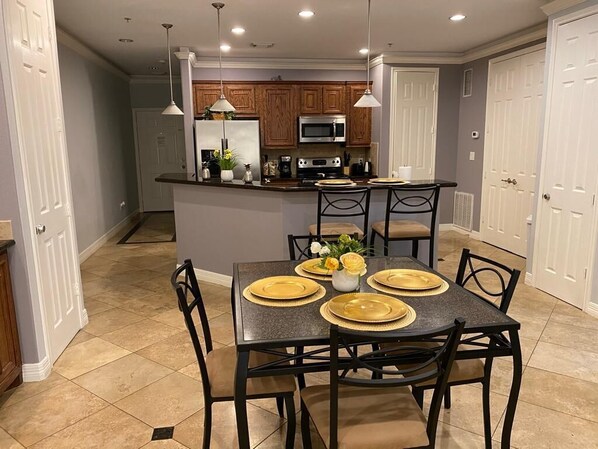Una cocina moderna con una isla central, encimeras oscuras y armarios de madera.