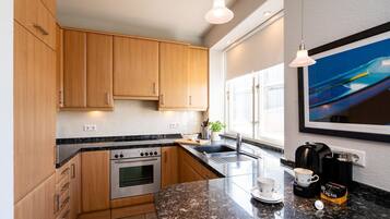 Een koelkast, een magnetron, een oven, een kookplaat