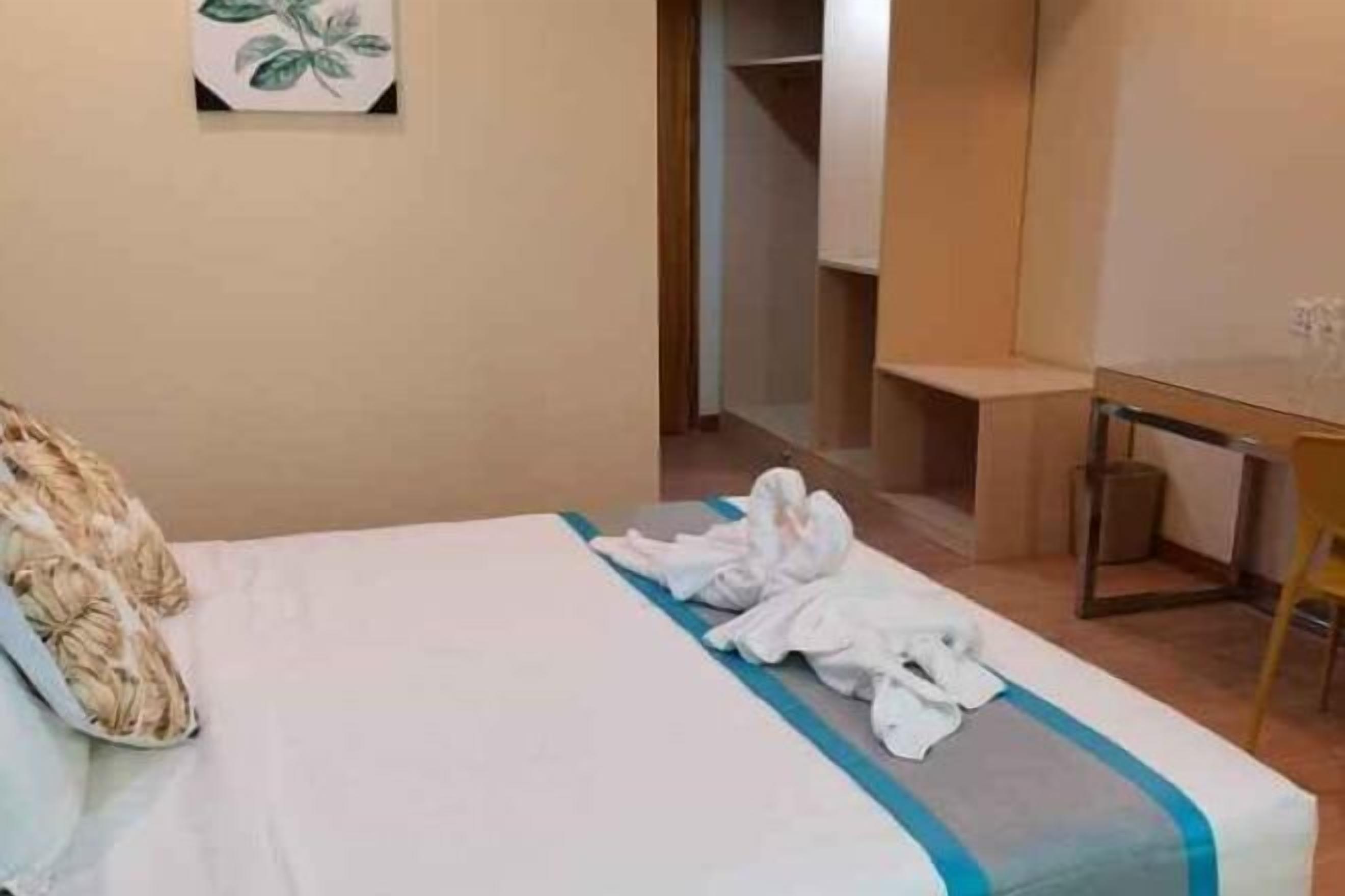 Työpöytä, pimennysverhot, silitysrauta/-lauta, ilmainen Wi-Fi