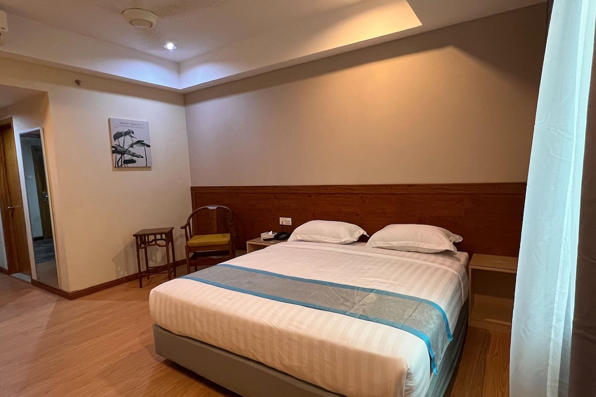 Escritorio, cortinas blackout y tabla de planchar con plancha