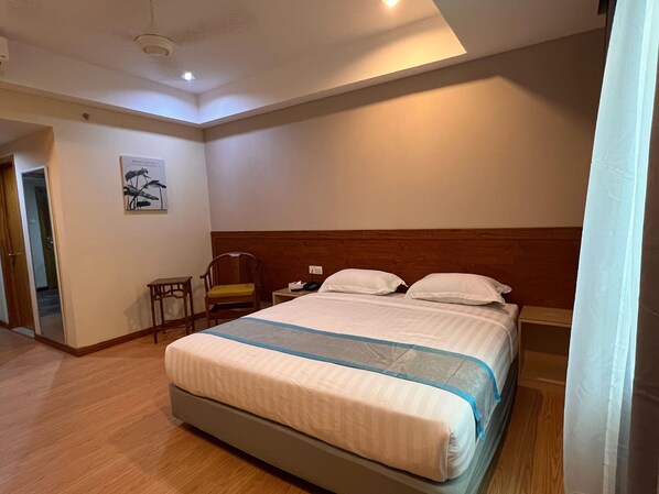 Skrivbord, mörkläggningsgardiner, strykjärn/strykbräda och gratis wi-fi