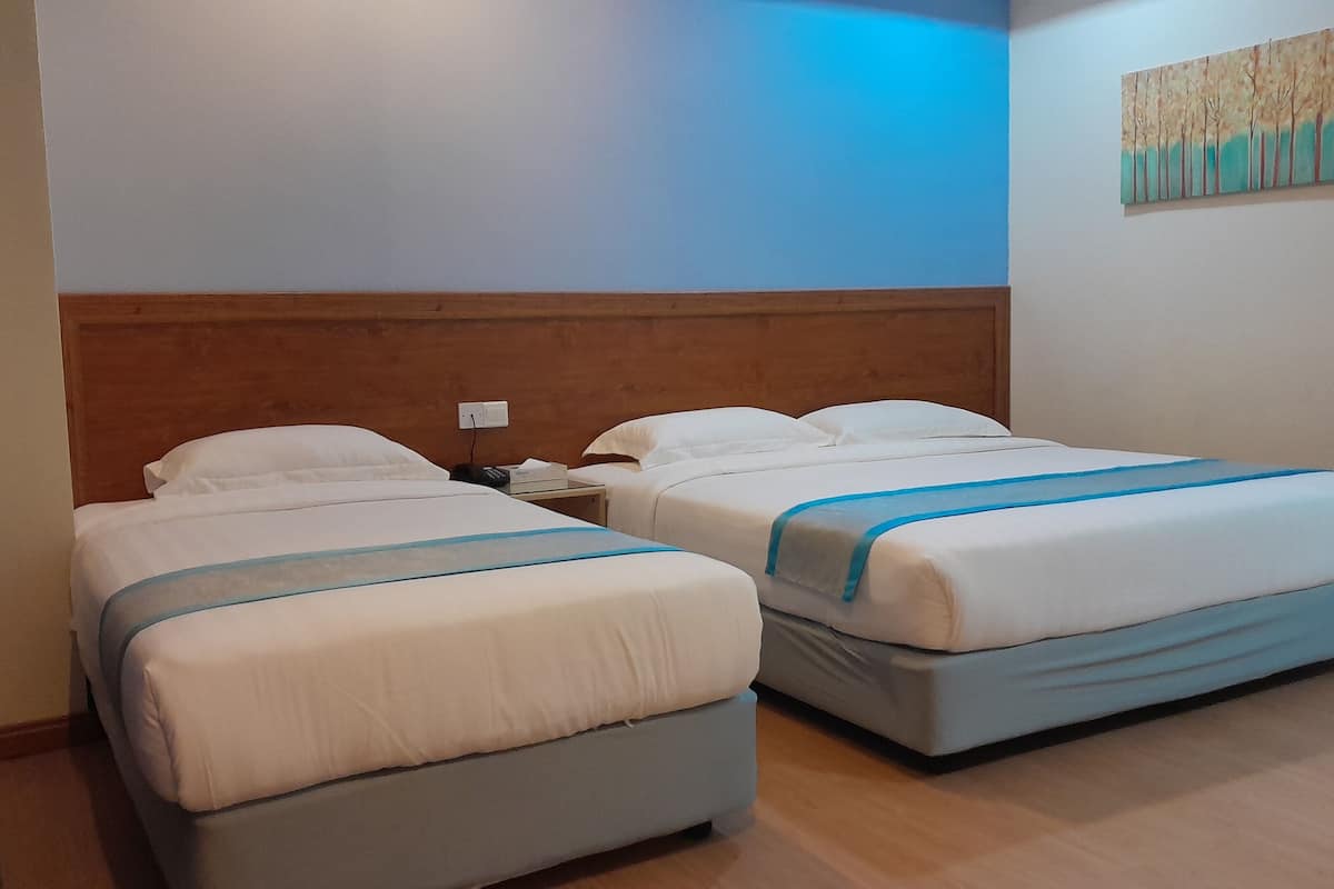 Deluxe Family | Escritorio, cortinas blackout y tabla de planchar con plancha