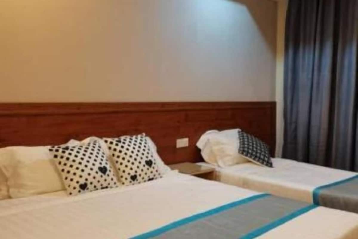 Escritorio, cortinas blackout y tabla de planchar con plancha