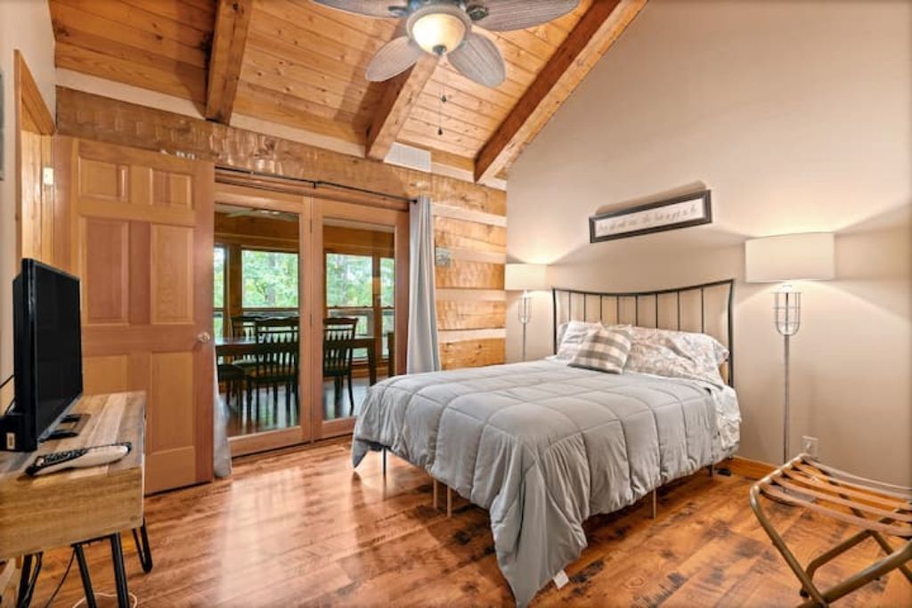 Cozy log cabin get away