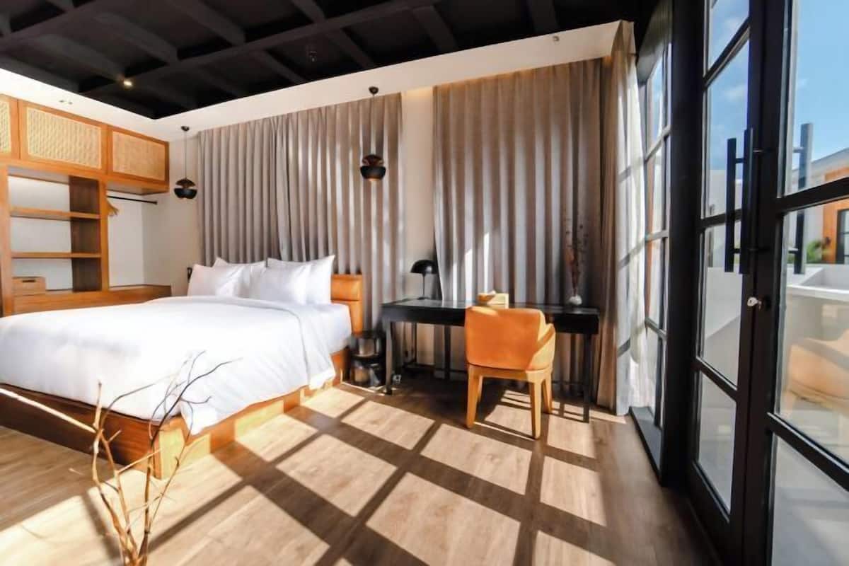 3 bedrooms, premium bedding, minibar, in-room safe