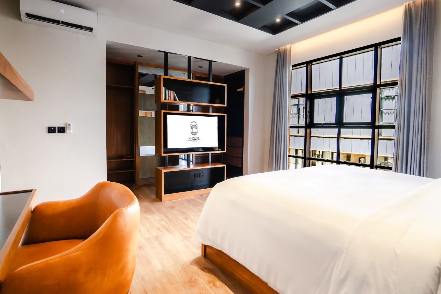 Premium bedding, minibar, in-room safe, desk