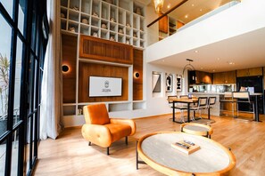 Loft (Loft Suite) | Cozinha americana privada | Geladeira, cooktop, máquina de café expresso, cafeteira/chaleira
