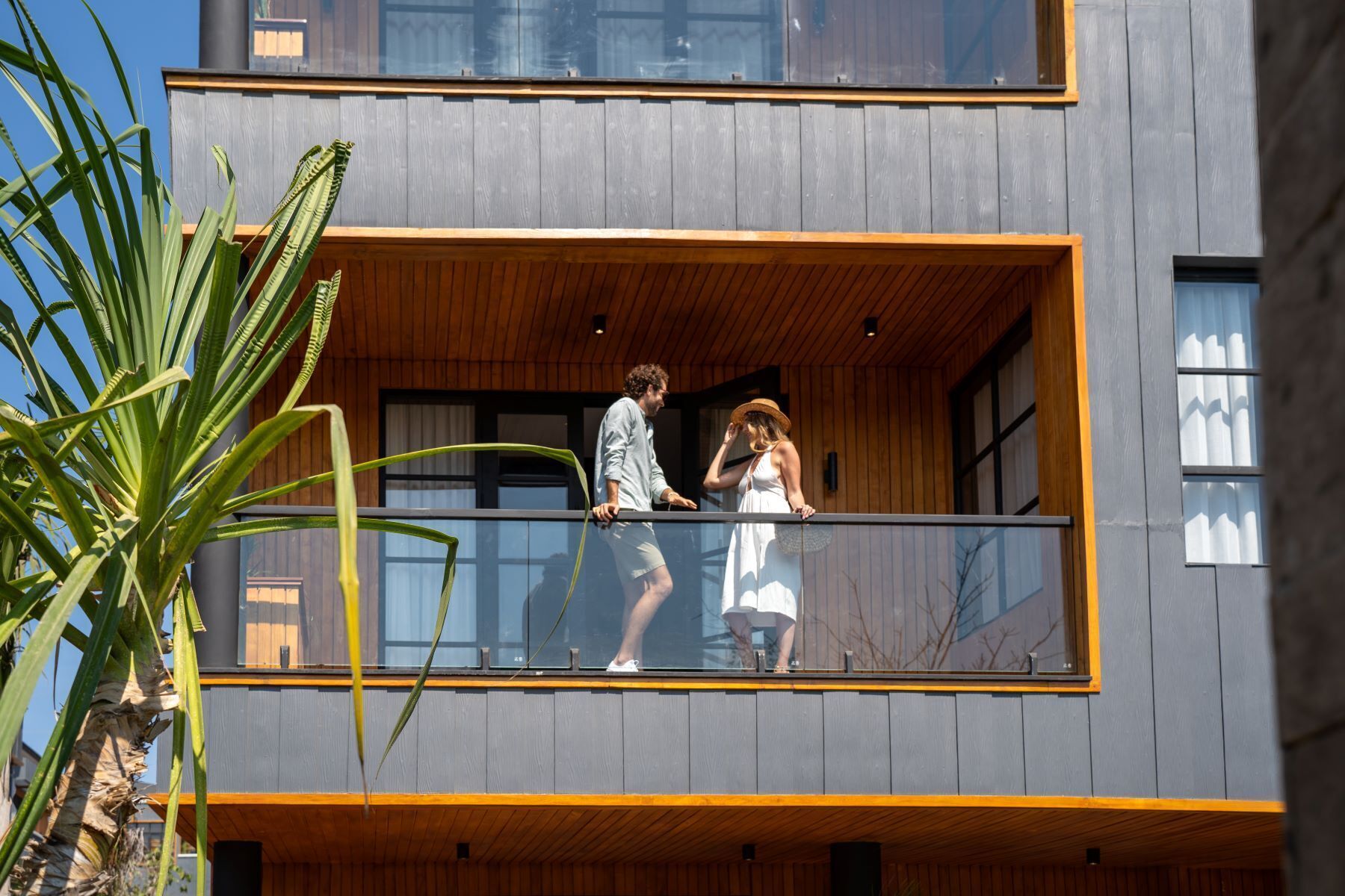 Ein modernes, zweistöckiges Gebäude mit einem Balkon.