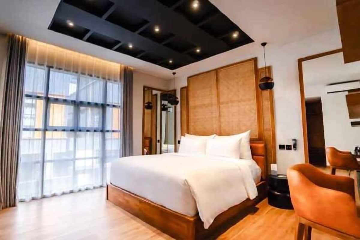 Premium bedding, minibar, in-room safe, desk