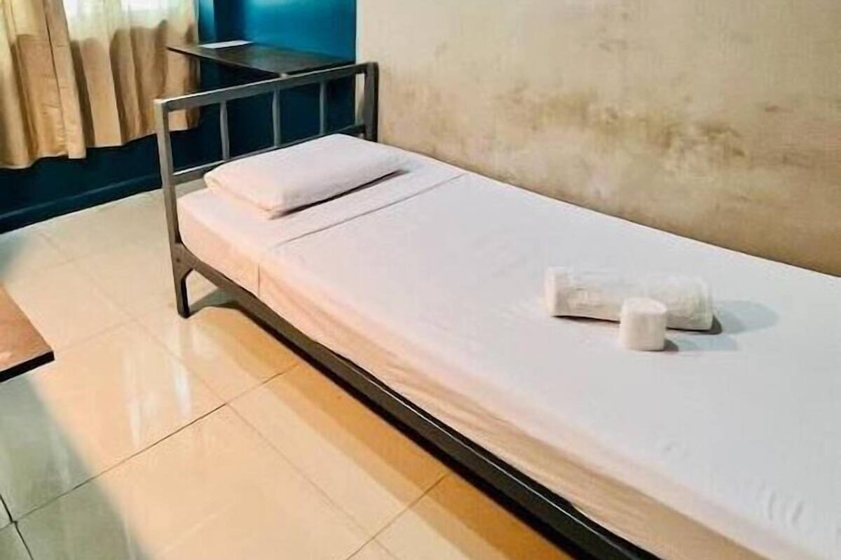 办公桌、笔记本电脑工作区、免费 WiFi、床单