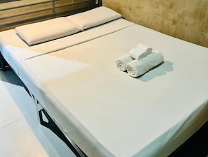 Quarto casal econômico, 1 cama de casal, banheiro privativo | Escrivaninha, espaço de trabalho para notebook, Wi-Fi de cortesia