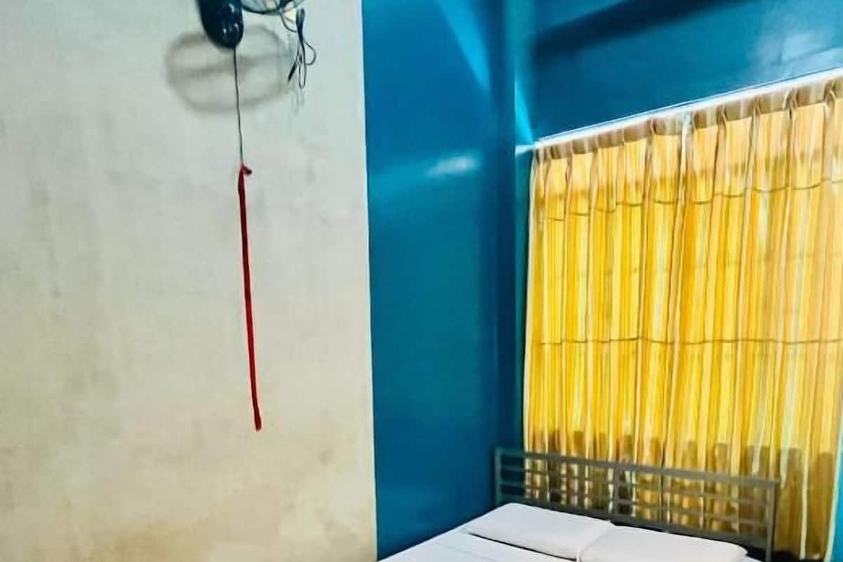 Basic Double Room, 1 Double Bed, Shared Bathroom | Desk, laptop workspace, free WiFi, bed sheets