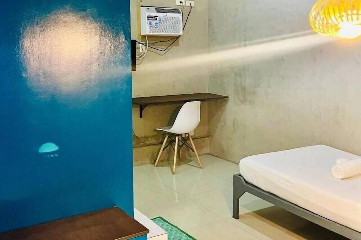办公桌、笔记本电脑工作区、免费 WiFi、床单