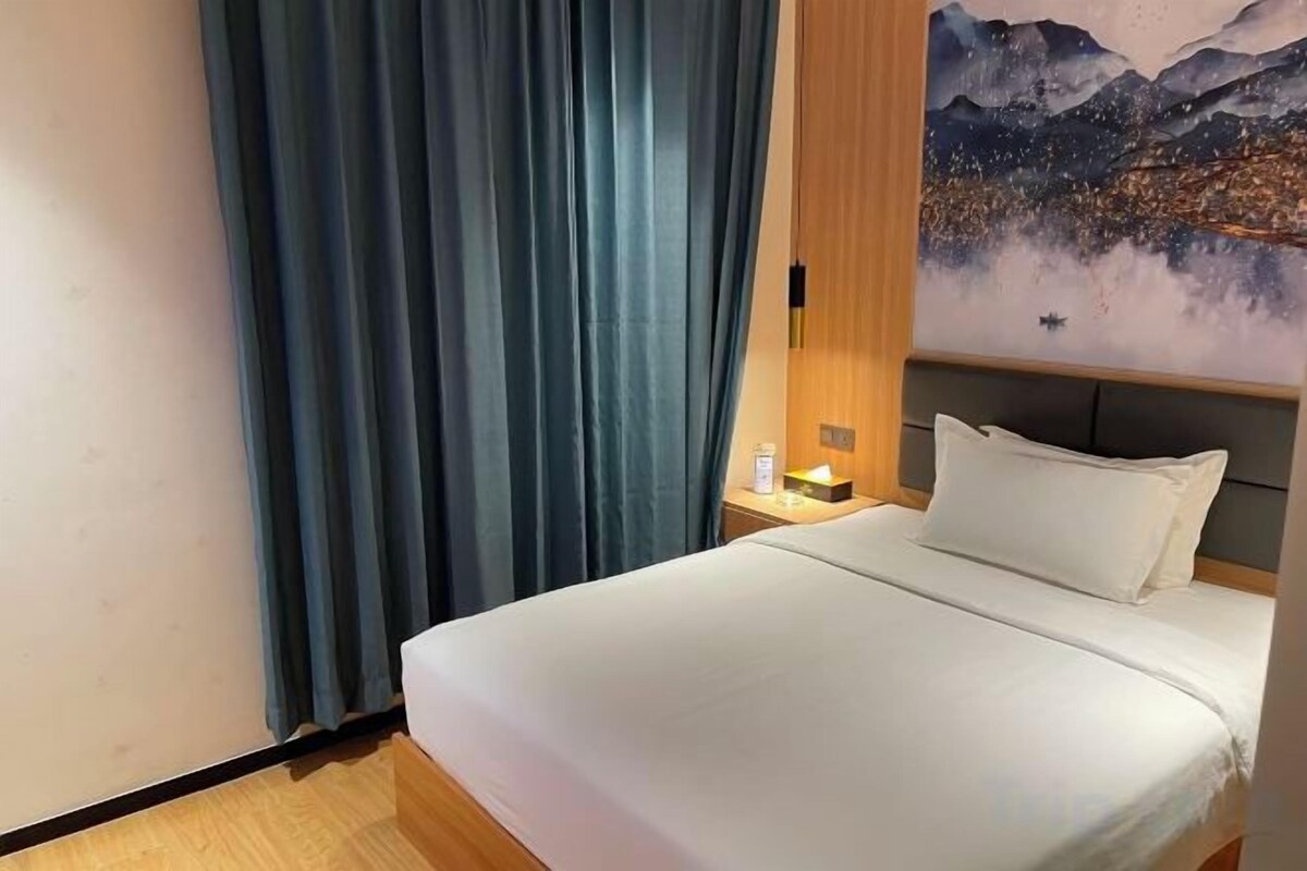 Desk, WiFi (free), bed sheets