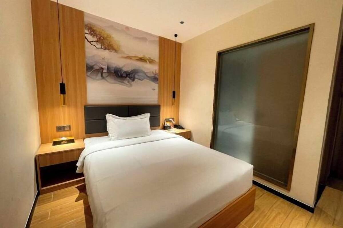 Desk, WiFi (free), bed sheets