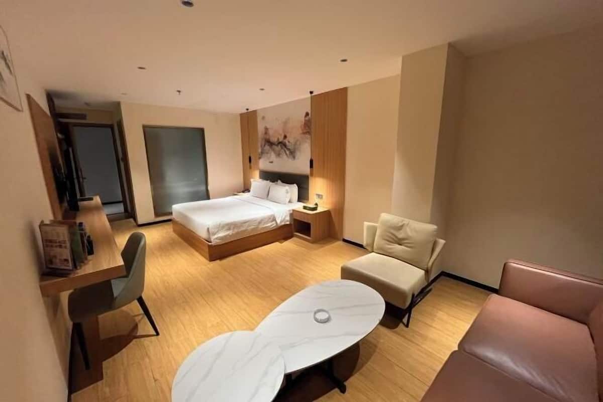 1 bedroom, desk, free WiFi, bed sheets
