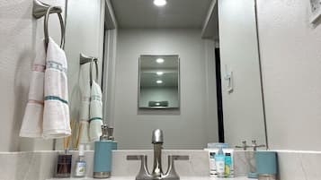 Ducha, secador de pelo, toallas, jabón